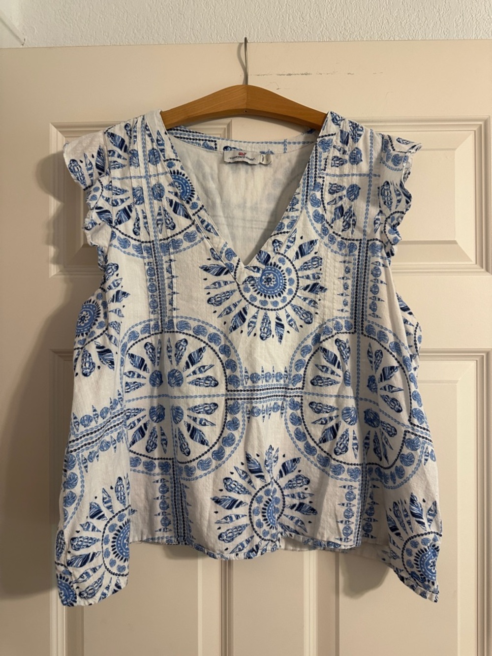 Vineyard Vines Blue on White Pintuck Top Size L